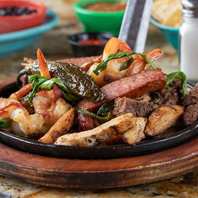 primer-disparo-enfoque-selectivo-carne-frita-verduras-plato